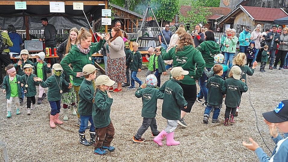 Die Kinder zeigten einen Tanz.