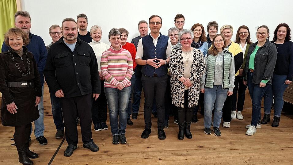 Zuversichtlich blickt der neu gewählte Pfarrgemeinderat der Pfarreiengemeinschaft Neukirchen b. Hl. Blut-Eschlkam mit 1. PGR-Sprecherin Jutta Müller und ihrer Stellvertreterin Helga Brandl (vorne 3. und 5. v.l.) in die Zukunft. Zuversichtlich blickt der neu gewählte Pfarrgemeinderat der Pfarreiengemeinschaft Neukirchen b. Hl. Blut-Eschlkam mit 1. PGR-Sprecherin Jutta Müller und ihrer Stellvertreterin Helga Brandl (vorne 3. und 5. v.l.) in die Zukunft.