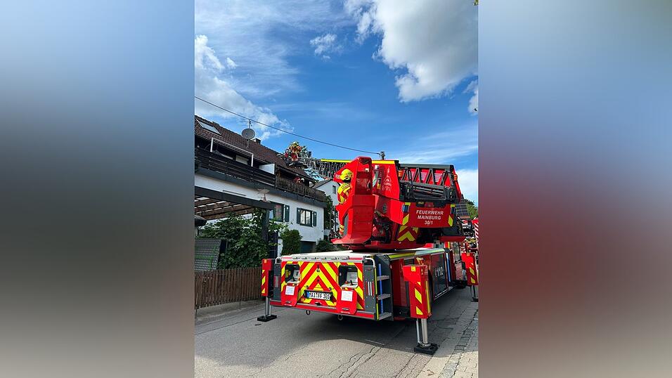 Zahlreiche Einsatzkräfte der Feuerwehren aus Au, Enzelhausen und Mainburg wurden am Donnerstag gegen 17.20 Uhr in die Maria-Eich-Straße alarmiert. Zahlreiche Einsatzkräfte der Feuerwehren aus Au, Enzelhausen und Mainburg wurden am Donnerstag gegen 17.20 Uhr in die Maria-Eich-Straße alarmiert.