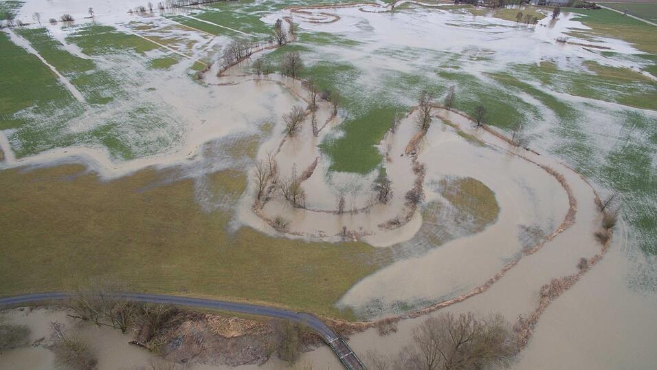 Durch den anhaltenden Regen und die Schneeschmelze war die Vils am Freitagmittag an einigen Stellen bei Vilsbiburg und Gerzen &uuml;ber die Ufer getreten. Einige Strassen waren somit nicht mehr passierbar und mussten gesperrt werden.