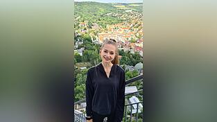 Anna wurde im Supermarkt unhöflich angeschnauzt. Daraufhin begann sie, nachzudenken. Anna wurde im Supermarkt unhöflich angeschnauzt. Daraufhin begann sie, nachzudenken.