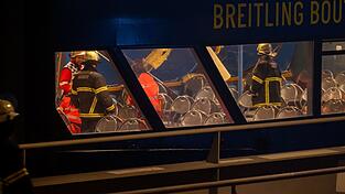 Mehr als 55 Kräfte von Feuerwehr und Polizei sind im Einsatz.