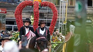 Erntedank ist ein Fest voller Traditionen - dazu gehört auch der Erntedankfestzug in Fürth, wo eine Erntekrone aus Radieschen gefertigt wurde. (Archivbild)