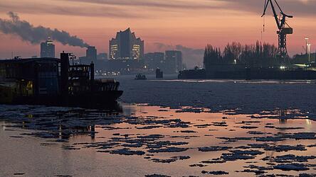 Die Hamburger Feuerwehr hat einen Toten aus der Elbe geborgen. (Symbolbild)