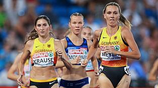 Lea Meyer (r) kritisierte nach dem Finale &uuml;ber 3.000 Meter Hindernis Gesa Krause (l).