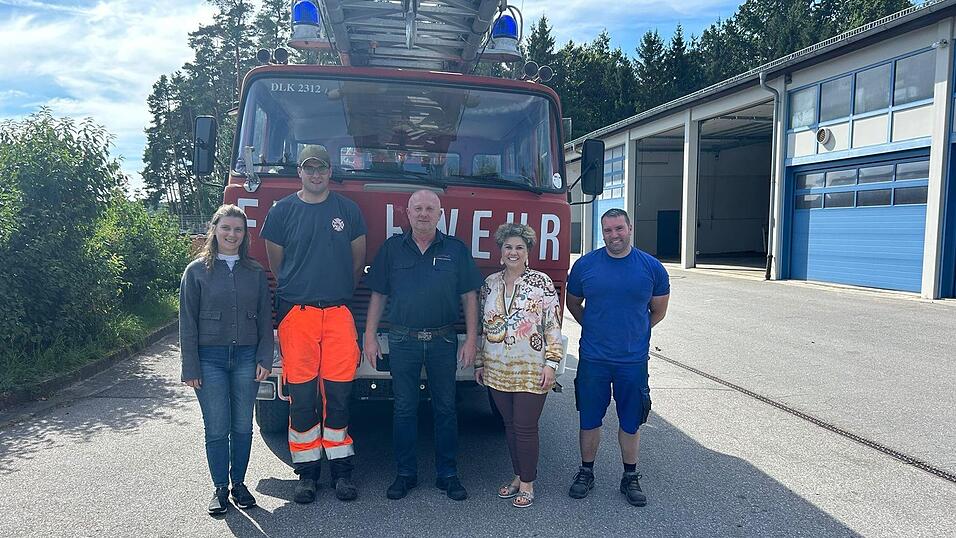 Nach einer Odyssee wird die alte Rodinger Drehleiter bei Johann Riepl (Mitte) eine neue Heimat finden. Katharina Benner (links), bei der Stadtverwaltung zuständig fürs Feuerwehrwesen, Bürgermeisterin Alexandra Riedl und die Mitarbeiter des Bauhofs, die den Oldtimer bislang betreut haben, freuen sich, dass das Fahrzeug in der Region bleibt. Nach einer Odyssee wird die alte Rodinger Drehleiter bei Johann Riepl (Mitte) eine neue Heimat finden. Katharina Benner (links), bei der Stadtverwaltung zuständig fürs Feuerwehrwesen, Bürgermeisterin Alexandra Riedl und die Mitarbeiter des Bauhofs, die den Oldtimer bislang betreut haben, freuen sich, dass das Fahrzeug in der Region bleibt.