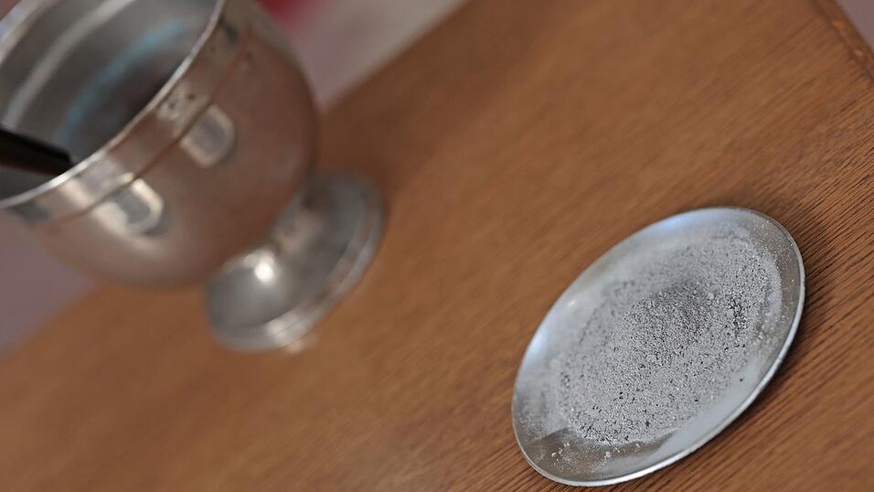 Mit Asche wird ein Kreuz auf die Stirn der Gl&auml;ubigen aufgezeichnet. (Archivbild)