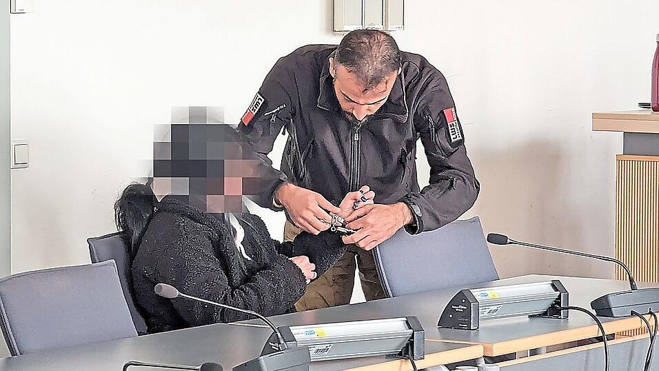 Die 45-J&auml;hrige, diesmal mit schwarzer Per&uuml;cke, gibt ihre Schizophrenie und ihr Drogenproblem unumwunden zu und bittet um eine entsprechende Therapie.