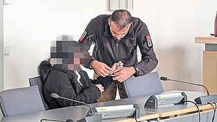 Die 45-J&auml;hrige, diesmal mit schwarzer Per&uuml;cke, gibt ihre Schizophrenie und ihr Drogenproblem unumwunden zu und bittet um eine entsprechende Therapie.