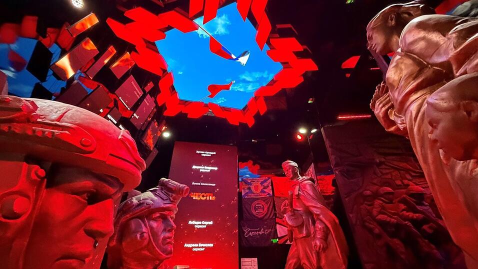 In der Propaganda-Schau zum v&ouml;lkerrechtswidrigen Angriffskrieg werden russische Soldaten wie Helden dargestellt.