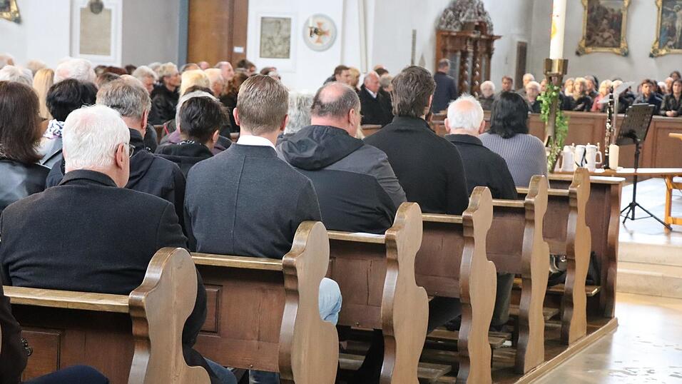 Zahlreiche Trauergäste nehmen in der Stadtpfarrkirche Abschied von Helmut Buschek. Zahlreiche Trauergäste nehmen in der Stadtpfarrkirche Abschied von Helmut Buschek.