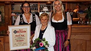 Schatzmeisterin Ilona Titz (l.) und Schützenmeisterin Natalie Wollner (r.) zusammen mit dem neuen Ehrenmitglied, Jubilarin Christa Engl Schatzmeisterin Ilona Titz (l.) und Schützenmeisterin Natalie Wollner (r.) zusammen mit dem neuen Ehrenmitglied, Jubilarin Christa Engl