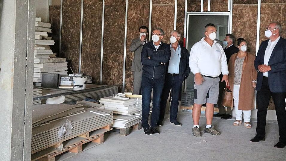 Vermieter Slaby (Mitte) erl&auml;uterte Landrat Franz L&ouml;ffler (rechts) und den B&uuml;rgermeistern die Umbauma&szlig;nahme.