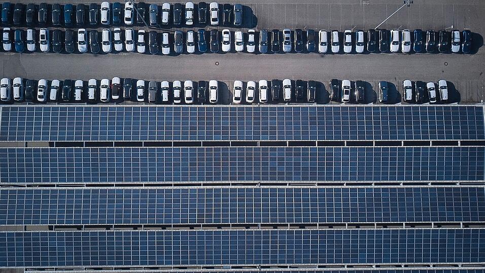 An den BMW-Standorten Dingolfing und Regensburg starten die Arbeiten für die PV-Anlagen auf Werksdächern in den kommenden Monaten. (Symbolbild) An den BMW-Standorten Dingolfing und Regensburg starten die Arbeiten für die PV-Anlagen auf Werksdächern in den kommenden Monaten. (Symbolbild)