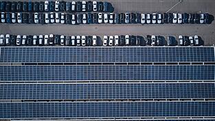 An den BMW-Standorten Dingolfing und Regensburg starten die Arbeiten f&uuml;r die PV-Anlagen auf Werksd&auml;chern in den kommenden Monaten. (Symbolbild)
