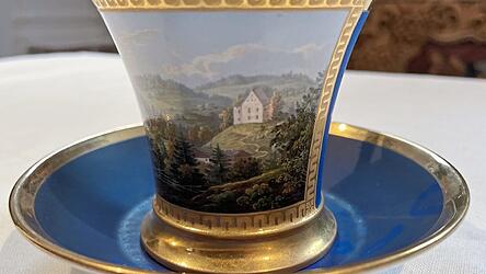 Auf der Tasse ist die einzige bis jetzt bekannte authentische Wiedergabe von Schloss Pürgl zu sehen.