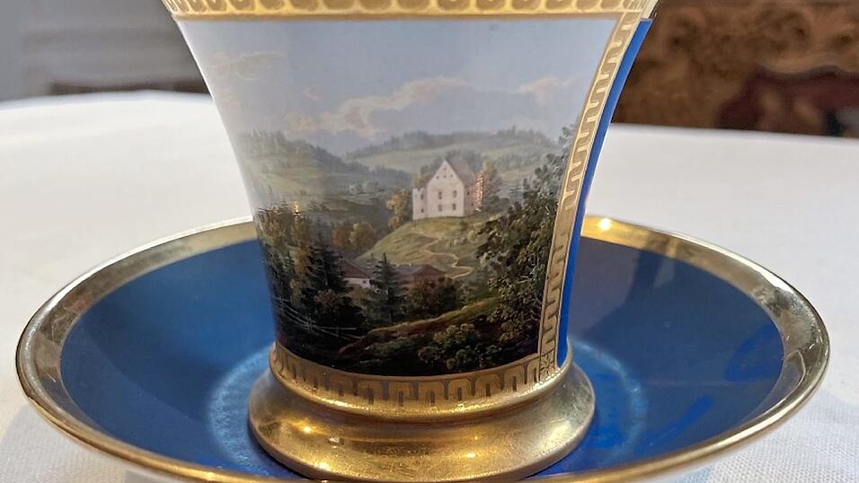 Auf der Tasse ist die einzige bis jetzt bekannte authentische Wiedergabe von Schloss Pürgl zu sehen. Auf der Tasse ist die einzige bis jetzt bekannte authentische Wiedergabe von Schloss Pürgl zu sehen.