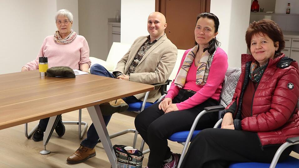 Drei Damen aus der Selbsthilfegruppe und Gabor Paranai sprechen über die Insel für Hochsensible. Drei Damen aus der Selbsthilfegruppe und Gabor Paranai sprechen über die Insel für Hochsensible.