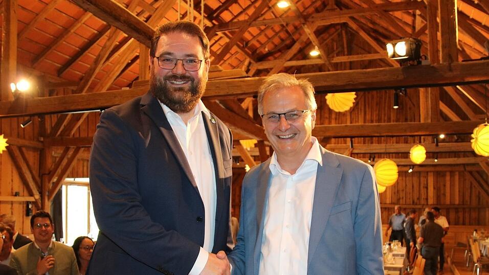 Der neue Verbandsvorsitzende, Landrat Tobias Beck (Straubing-Bogen, l.) mit seinem ersten Stellvertreter, Bürgermeister Stephan Dorn (Neuhaus am Inn). Der zweite Stellvertreter, OB Christian Moser (Deggendorf), konnte der Versammlung wegen einer zeitgleich stattfindenden Sitzung des bayerischen Städtetags nicht beiwohnen. Der neue Verbandsvorsitzende, Landrat Tobias Beck (Straubing-Bogen, l.) mit seinem ersten Stellvertreter, Bürgermeister Stephan Dorn (Neuhaus am Inn). Der zweite Stellvertreter, OB Christian Moser (Deggendorf), konnte der Versammlung wegen einer zeitgleich stattfindenden Sitzung des bayerischen Städtetags nicht beiwohnen.