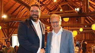 Der neue Verbandsvorsitzende, Landrat Tobias Beck (Straubing-Bogen, l.) mit seinem ersten Stellvertreter, Bürgermeister Stephan Dorn (Neuhaus am Inn). Der zweite Stellvertreter, OB Christian Moser (Deggendorf), konnte der Versammlung wegen einer zeitgleich stattfindenden Sitzung des bayerischen Städtetags nicht beiwohnen. Der neue Verbandsvorsitzende, Landrat Tobias Beck (Straubing-Bogen, l.) mit seinem ersten Stellvertreter, Bürgermeister Stephan Dorn (Neuhaus am Inn). Der zweite Stellvertreter, OB Christian Moser (Deggendorf), konnte der Versammlung wegen einer zeitgleich stattfindenden Sitzung des bayerischen Städtetags nicht beiwohnen.
