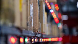 Der deutsche Zoll untersucht Pakete an Flughäfen stichprobenartig. Der deutsche Zoll untersucht Pakete an Flughäfen stichprobenartig.