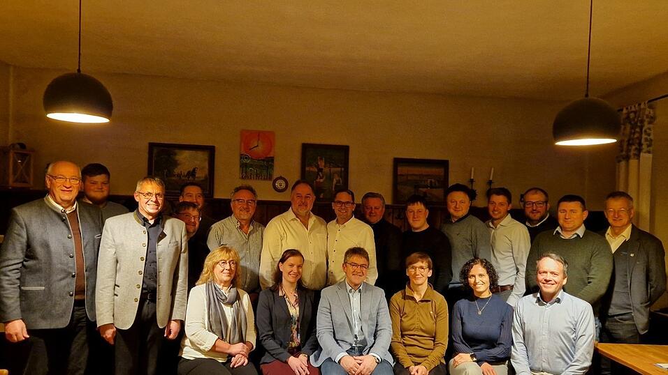 Der CSU-Ortsverband Waldmünchen hat am Sonntag seine Bewerber für den Stadtrat nominiert; mit auf dem Bild Landrat Franz Löffler (links), Bürgermeister Markus Ackermann (rechts) und Landratskandidat Michael Multerer (erste Reihe sitzend Dritter von links).