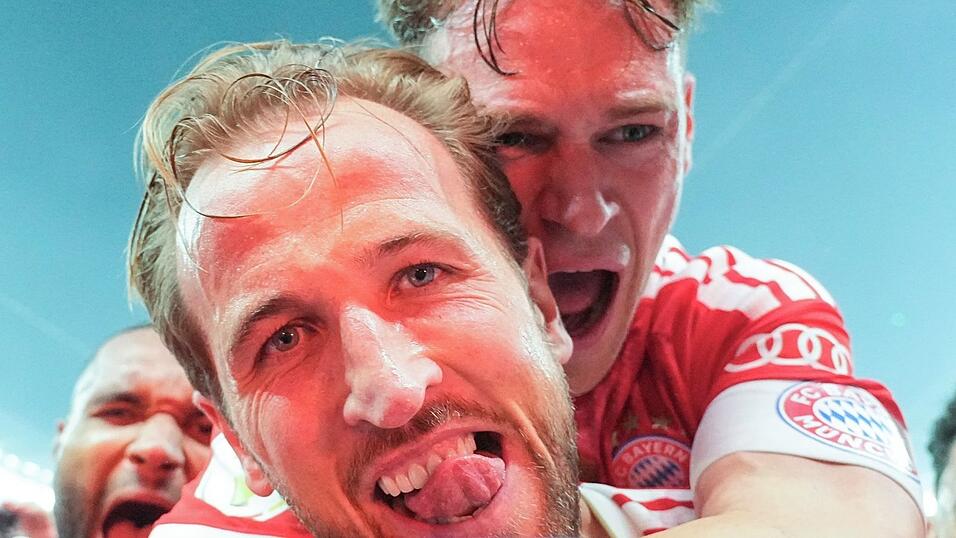 Hattrick-Schütze Harry Kane jubelt nach seinem Elfmeter zum 3:0-Endstand mit Joshua Kimmich. Hattrick-Schütze Harry Kane jubelt nach seinem Elfmeter zum 3:0-Endstand mit Joshua Kimmich.