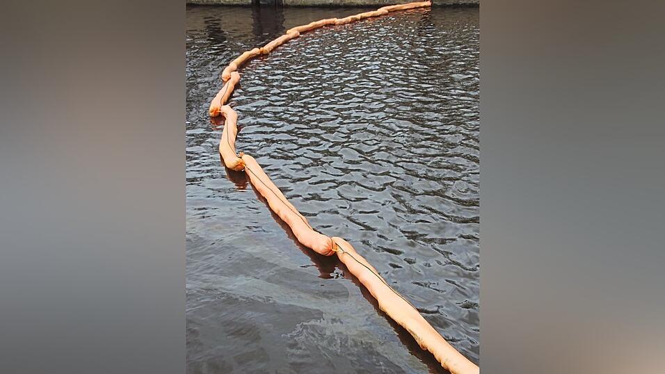 Die Diesel-Schlieren an der Wasseroberfl&auml;che sind gut zu erkennen.