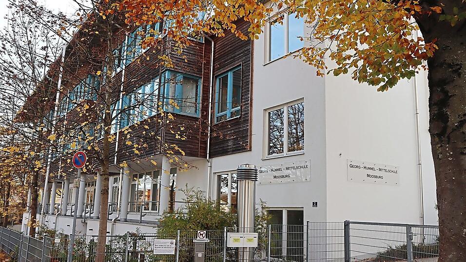 Gleich zwei Mal wurde die Georg-Hummel-Mittelschule bedacht: für das Präventionstheater-Projekt sowie zur Unterstützung von Kindern, deren Eltern sich eine Schullandheimfahrt nicht leisten können. Gleich zwei Mal wurde die Georg-Hummel-Mittelschule bedacht: für das Präventionstheater-Projekt sowie zur Unterstützung von Kindern, deren Eltern sich eine Schullandheimfahrt nicht leisten können.