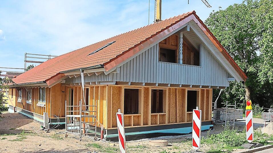 Die Stadt Roding lässt den Dorftreff in Kalsing energetisch sanieren, damit er auch im Winter umfassend genutzt werden kann. Viele der Arbeiten geschehen in Eigenleistung, alles andere erledigen Firmen aus dem nahen Umkreis. Die Stadt Roding lässt den Dorftreff in Kalsing energetisch sanieren, damit er auch im Winter umfassend genutzt werden kann. Viele der Arbeiten geschehen in Eigenleistung, alles andere erledigen Firmen aus dem nahen Umkreis.