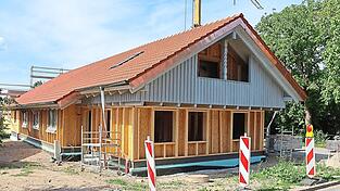 Die Stadt Roding lässt den Dorftreff in Kalsing energetisch sanieren, damit er auch im Winter umfassend genutzt werden kann. Viele der Arbeiten geschehen in Eigenleistung, alles andere erledigen Firmen aus dem nahen Umkreis.