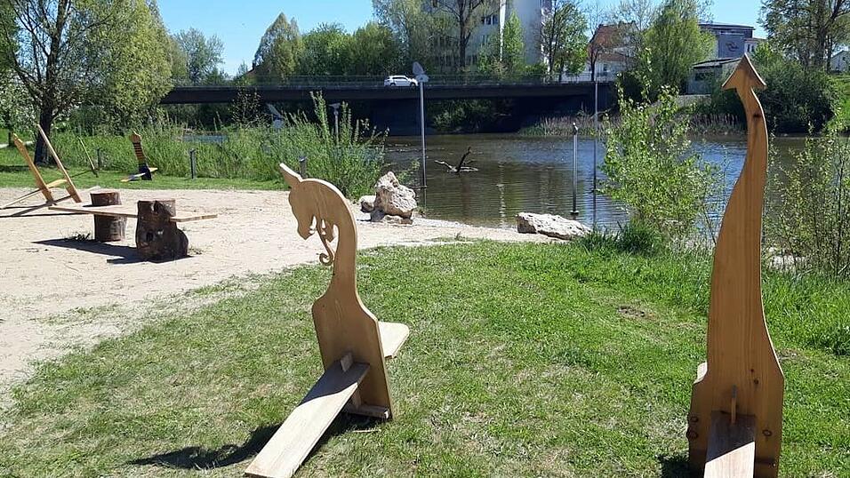 Diese hölzernen Steckstühle wurde von einem neu angelegten Spielplatz in Pfarrkirchen gestohlen. Diese hölzernen Steckstühle wurde von einem neu angelegten Spielplatz in Pfarrkirchen gestohlen.