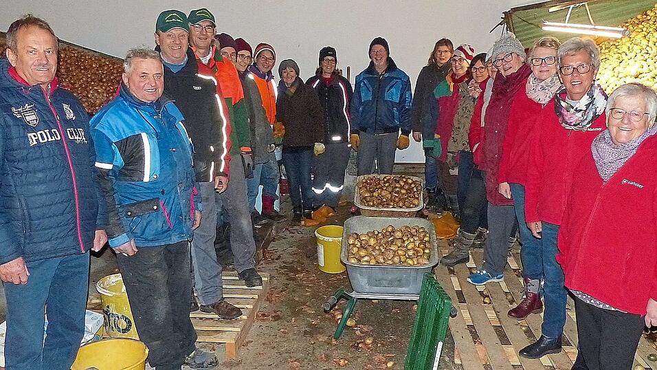 Organisator Hubert Werkmann (3. von links) und Thomas Zausinger (2. von links) mit den fleißigen Helferinnen und Helfern, die am Samstag am frühen Nachmittag zum Ausklauben der Kartoffeln da waren; mit im Bild ist Renate Speiseder (rechts vorne) von der Mallersdorfer Tafel mit ihren zwei Mitarbeiterinnen. Organisator Hubert Werkmann (3. von links) und Thomas Zausinger (2. von links) mit den fleißigen Helferinnen und Helfern, die am Samstag am frühen Nachmittag zum Ausklauben der Kartoffeln da waren; mit im Bild ist Renate Speiseder (rechts vorne) von der Mallersdorfer Tafel mit ihren zwei Mitarbeiterinnen.