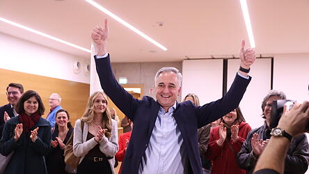 Regensburg bleibt in SPD-Hand: Thomas Burger hat sich in der Stichwahl gegen CSU-Kandidatin Astrid Freudenstein durchgesetzt.