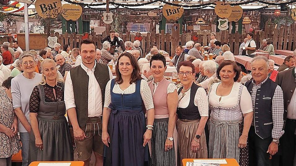 Beim Seniorennachmittag würdigten die beiden Gemeinden die Leistungen der Senioren. Beim Seniorennachmittag würdigten die beiden Gemeinden die Leistungen der Senioren.