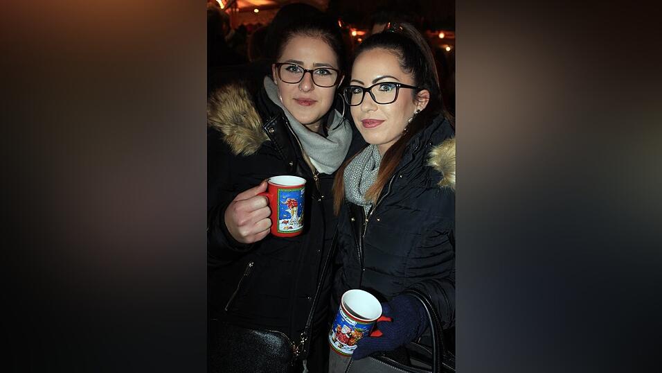 Seit einigen Jahren gehört auch die Weihnachtspyramide am Bischof-Sailer-Platz zur festen Institution zur Weihnachtszeit in Landshut, und ist vor allem bei der jüngeren Generation sehr beliebt. Seit einigen Jahren gehört auch die Weihnachtspyramide am Bischof-Sailer-Platz zur festen Institution zur Weihnachtszeit in Landshut, und ist vor allem bei der jüngeren Generation sehr beliebt.