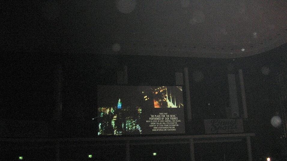 Rund 4000 Boarderfreunde feierten bei der Weltpremiere des neuesten Films von Isenseven, 'Let's go get lost' in M&uuml;nchen.