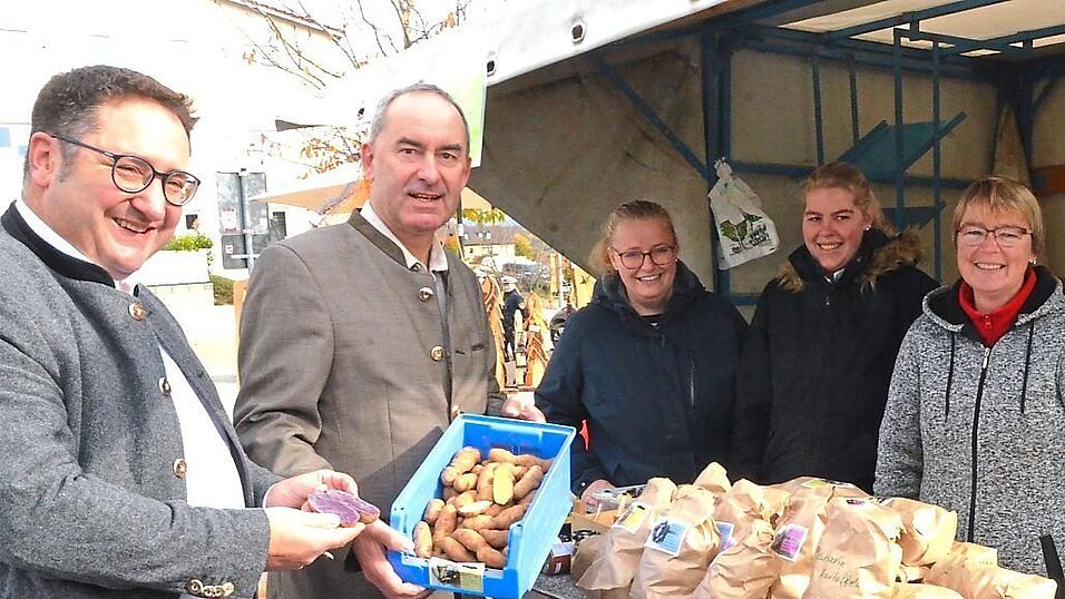 Prominenter Besuch am Stand der Landwirtsfamilie Huber aus Friesheim: Landtagsabgeodneter Tobias Gotthardt und stellvertretender Ministerpräsident Hubert Aiwanger machten sich ein Bild von den Regensburger Regionaltagen.