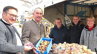 Prominenter Besuch am Stand der Landwirtsfamilie Huber aus Friesheim: Landtagsabgeodneter Tobias Gotthardt und stellvertretender Ministerpräsident Hubert Aiwanger machten sich ein Bild von den Regensburger Regionaltagen.
