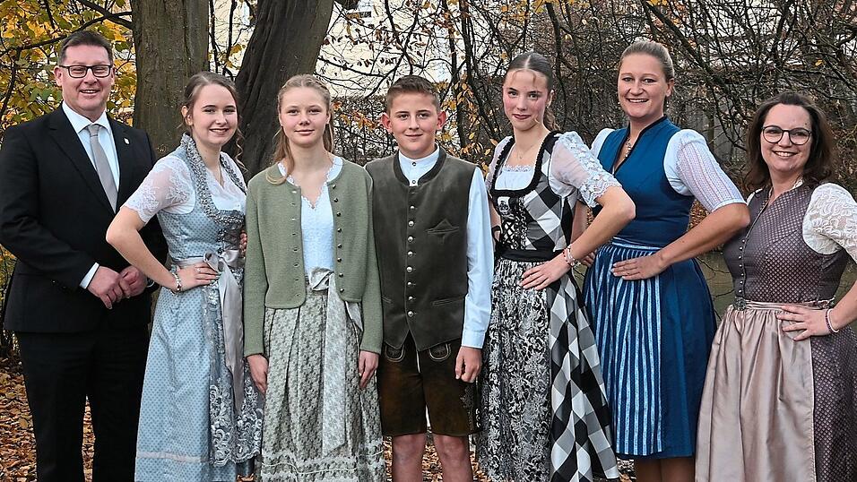 B&uuml;rgermeister Helmut Fichtner, Hofdame Mia Amend, Prinzessin Marie, Prinz Lukas, Hofdame Mira R&uuml;ppner, Vize-Pr&auml;sidentin Evi Winterstein und Pr&auml;sidentin Melanie Reiher l&auml;uten die Faschingssaison ein.