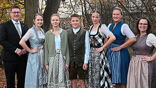 Bürgermeister Helmut Fichtner, Hofdame Mia Amend, Prinzessin Marie, Prinz Lukas, Hofdame Mira Rüppner, Vize-Präsidentin Evi Winterstein und Präsidentin Melanie Reiher läuten die Faschingssaison ein.