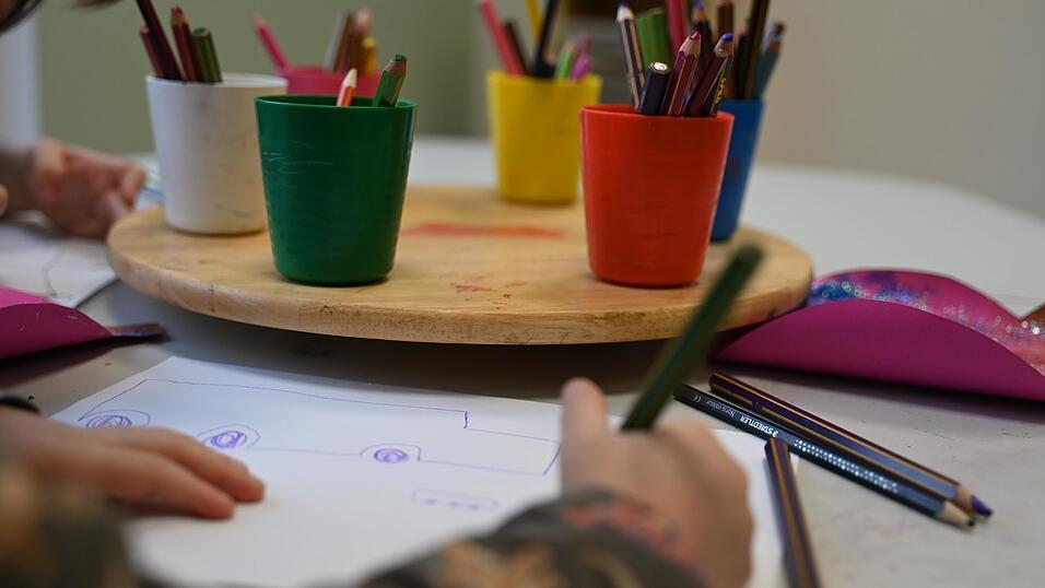 Bis zum Jahr 2030 sollen laut Staatsregierung drei Milliarden Euro zusätzlich in die Finanzierung der bayerischen Kindertagesstätten fließen und deren Betriebskosten senken. Bis zum Jahr 2030 sollen laut Staatsregierung drei Milliarden Euro zusätzlich in die Finanzierung der bayerischen Kindertagesstätten fließen und deren Betriebskosten senken.