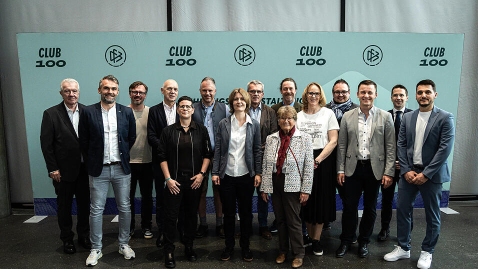 Zu den Preistr&auml;gern, die es in den 'Club 100' geschafft haben, z&auml;hlt auch Melanie Fr&ouml;schl aus Landau (Siebte von links, grauer Anzug).&nbsp;