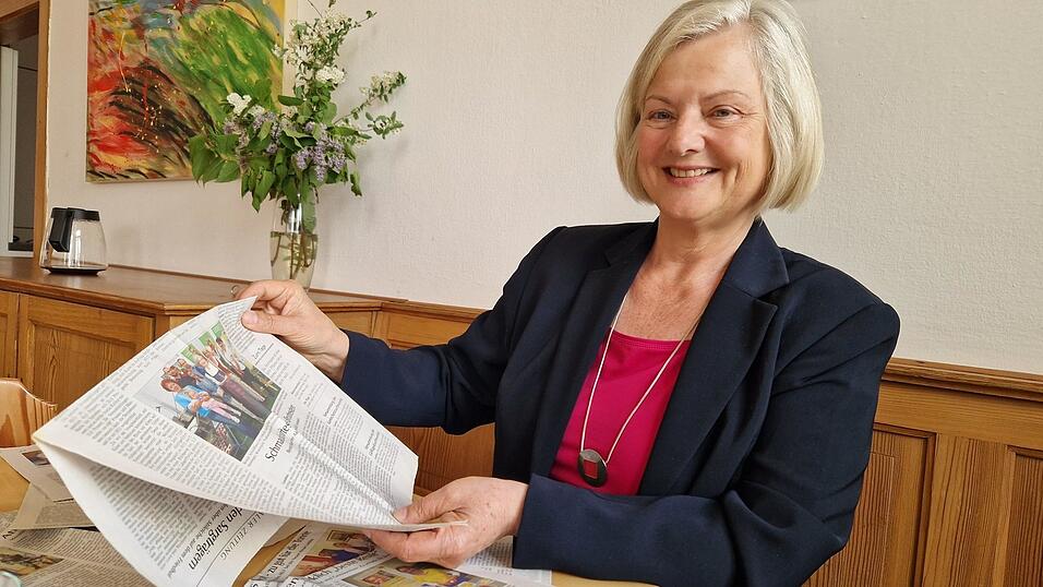 Rosemarie Thalhammer bl&auml;ttert einen Stapel Artikel der Landauer Zeitung durch. Sie wecken Erinnerungen an die vergangenen 25 Jahren an der Hauswirtschaftsschule Landau. Seit 2021 ist die Landauerin auch Bereichsleiterin Landwirtschaft am AELF Landau-Pfarrkirchen. Zum 1. Juni geht sie in den Ruhestand.