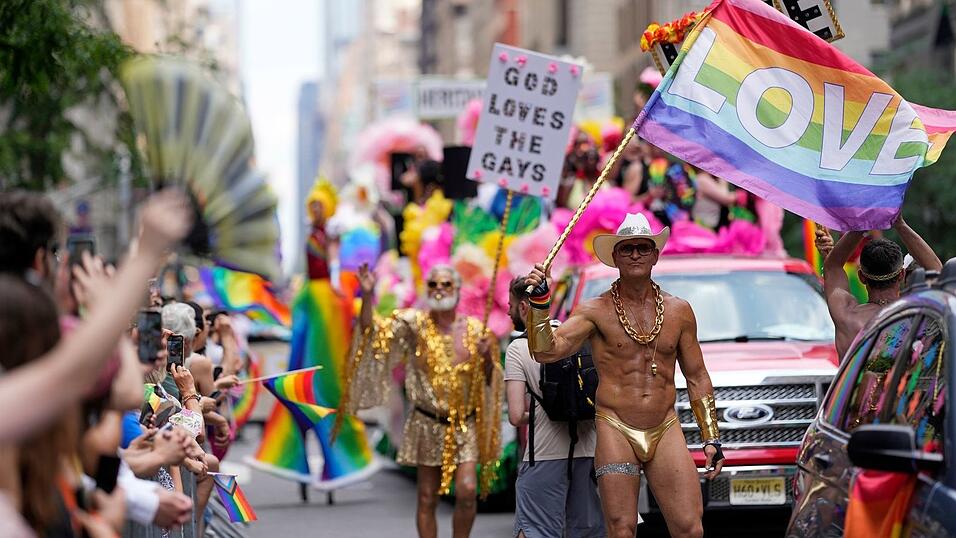 Zehntausende laufen bei der Pride-Parade in New York mit.
