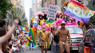 Zehntausende laufen bei der Pride-Parade in New York mit. Zehntausende laufen bei der Pride-Parade in New York mit.
