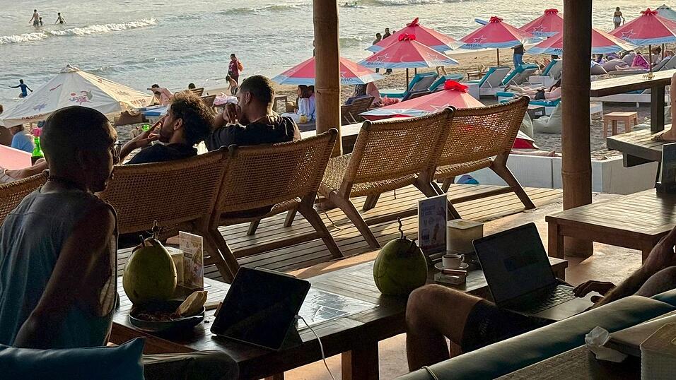 Arbeiten mit Blick aufs Meer: Canggu lockt mit guter Infrastruktur und Ständen. Arbeiten mit Blick aufs Meer: Canggu lockt mit guter Infrastruktur und Ständen.