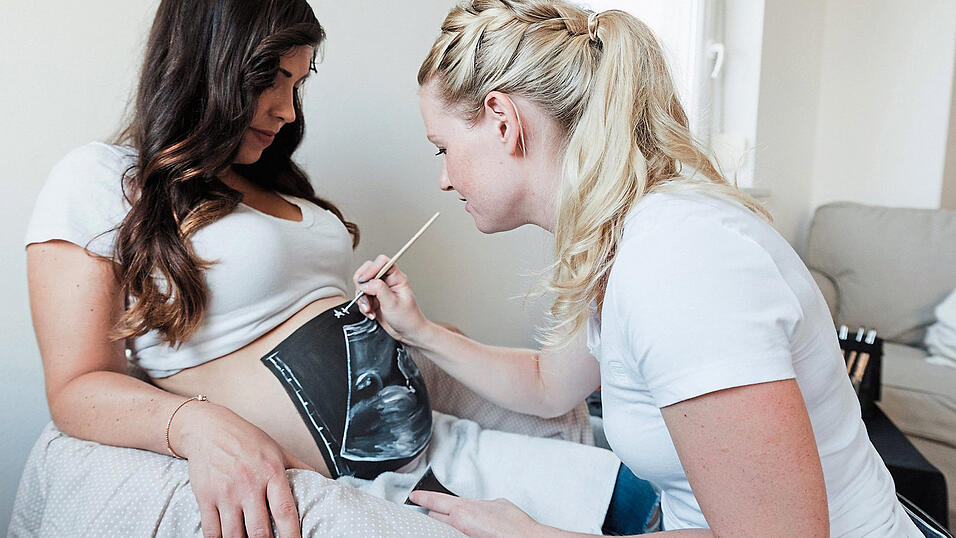 Franzi Stern ist in ihrem Element, wenn sie einen Babybauch in ein Kunstwerk verwandeln kann - hier mit dem Ultraschallbild. Franzi Stern ist in ihrem Element, wenn sie einen Babybauch in ein Kunstwerk verwandeln kann - hier mit dem Ultraschallbild.