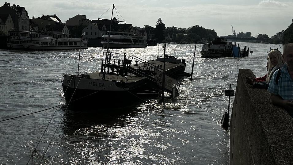 Ein Hubschrauber hatte zuvor Personal auf die Schiffe hinuntergelassen. Ein Hubschrauber hatte zuvor Personal auf die Schiffe hinuntergelassen.