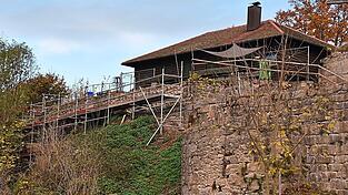 Erste Maßnahme ist die Sanierung der Burgmauer unterhalb der Berghütte. Erste Maßnahme ist die Sanierung der Burgmauer unterhalb der Berghütte.